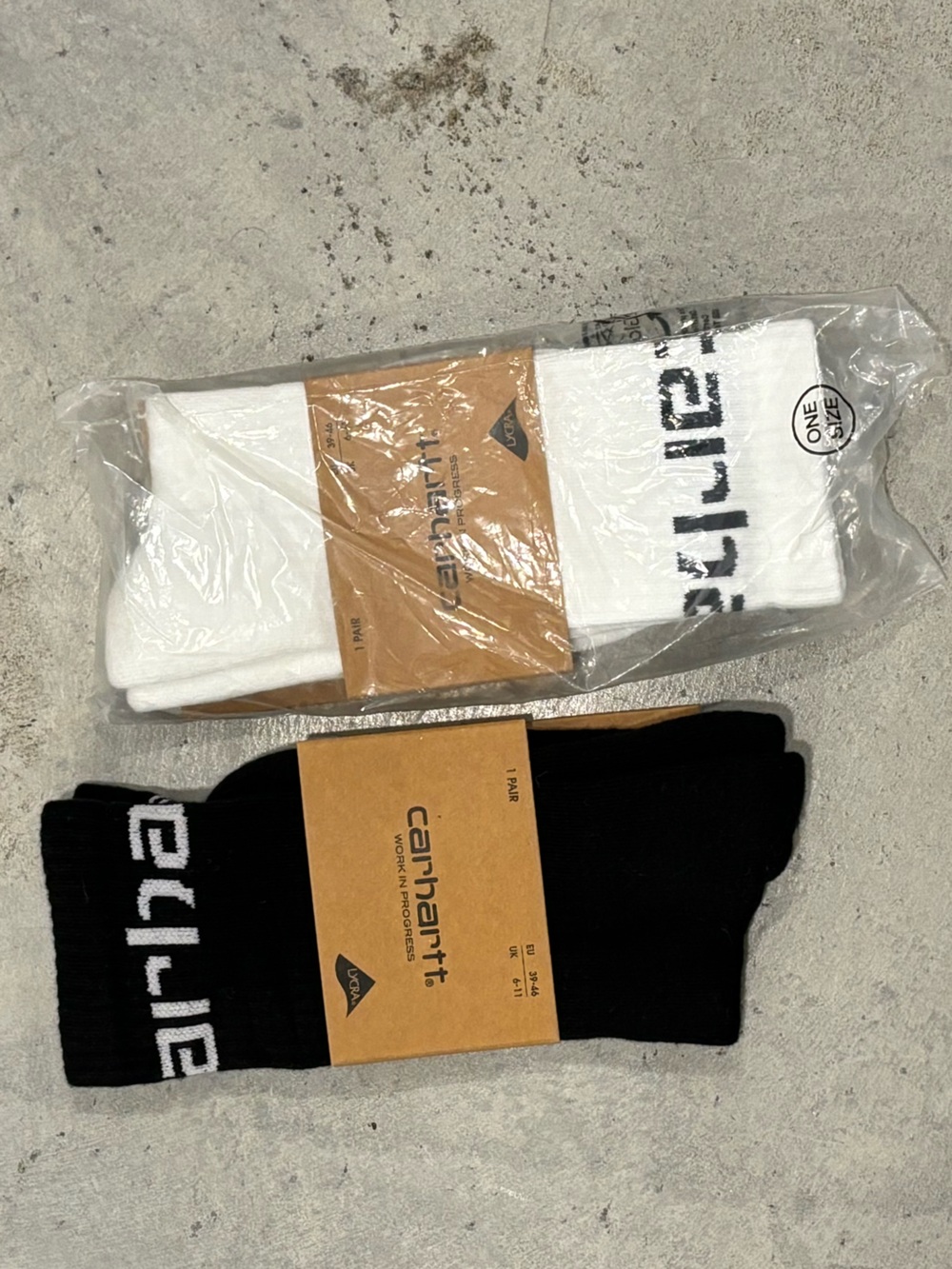 4 pairs - Carhartt Men's Crew Socks - 2 Black & 2 White